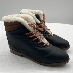 NEW! Cobbie Sherpa Lined Winter Booties. 7.